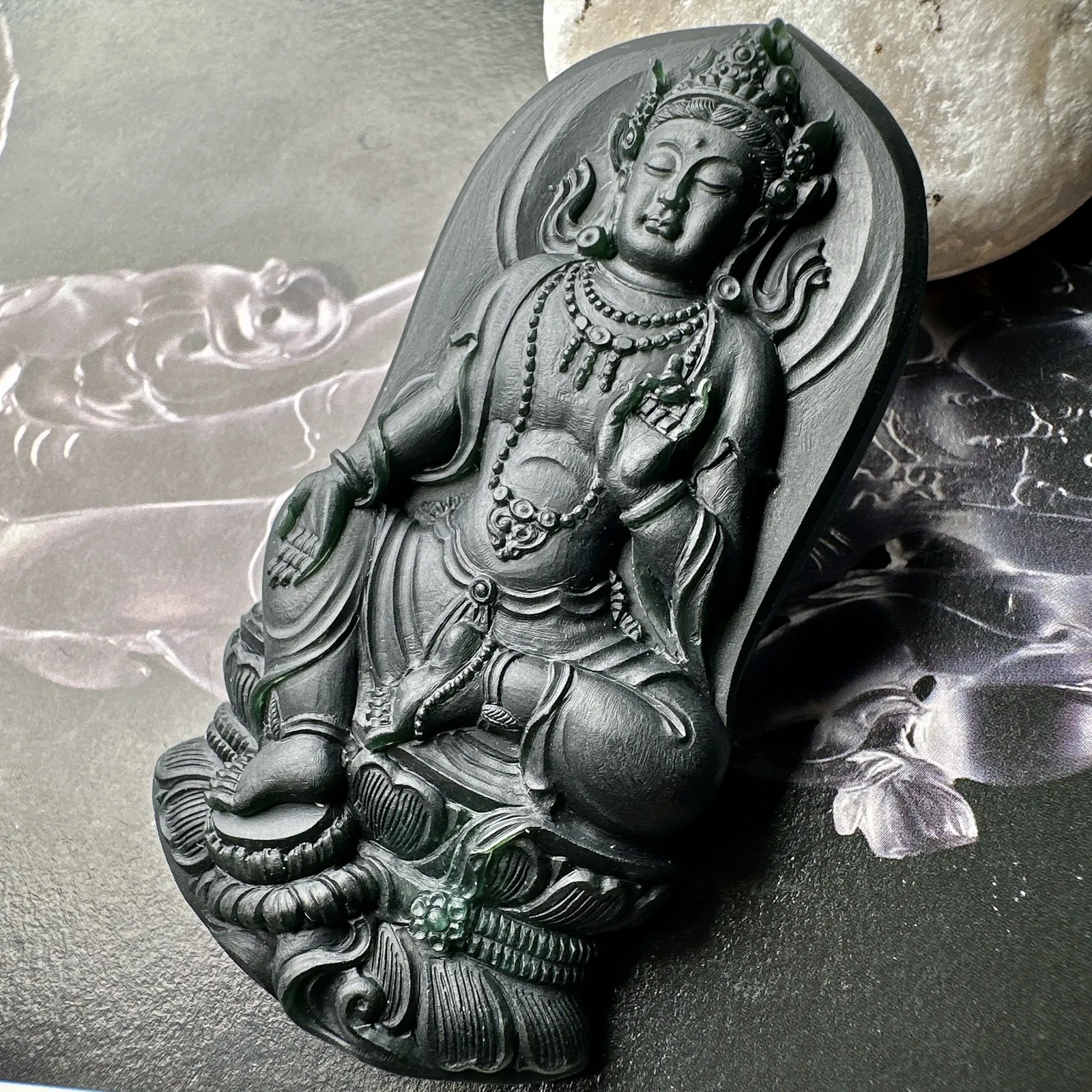 【冰种绿观音】墨翠上品，品质很顶，纯净透彻，冰感十足，颜色很正，工艺精湛，少有佳品，推荐入手。