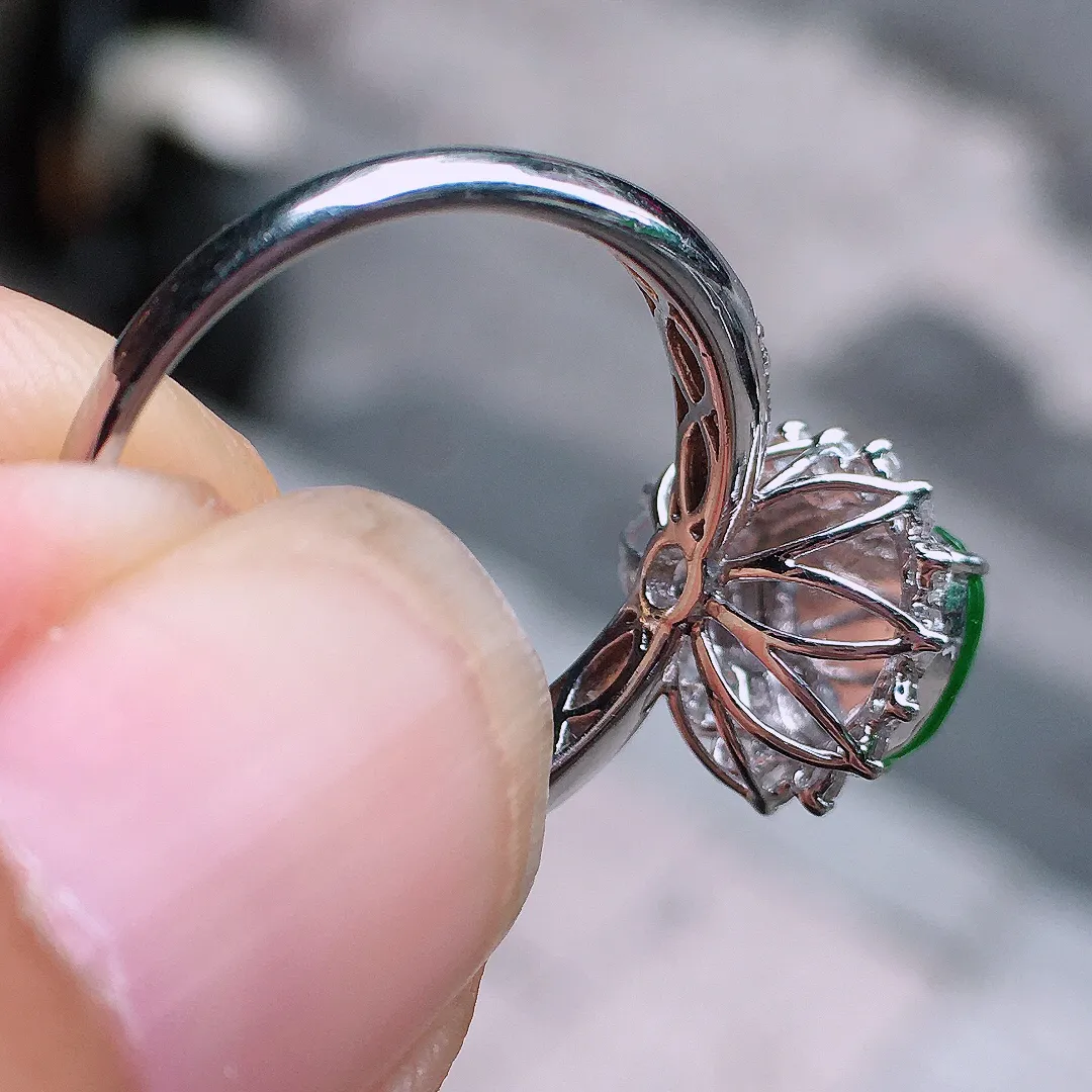 阳绿葫芦戒指，色泽均匀艳丽，玉质细腻，荧光感超
强，饱满圆润，气质满满。18k
金豪华镶嵌