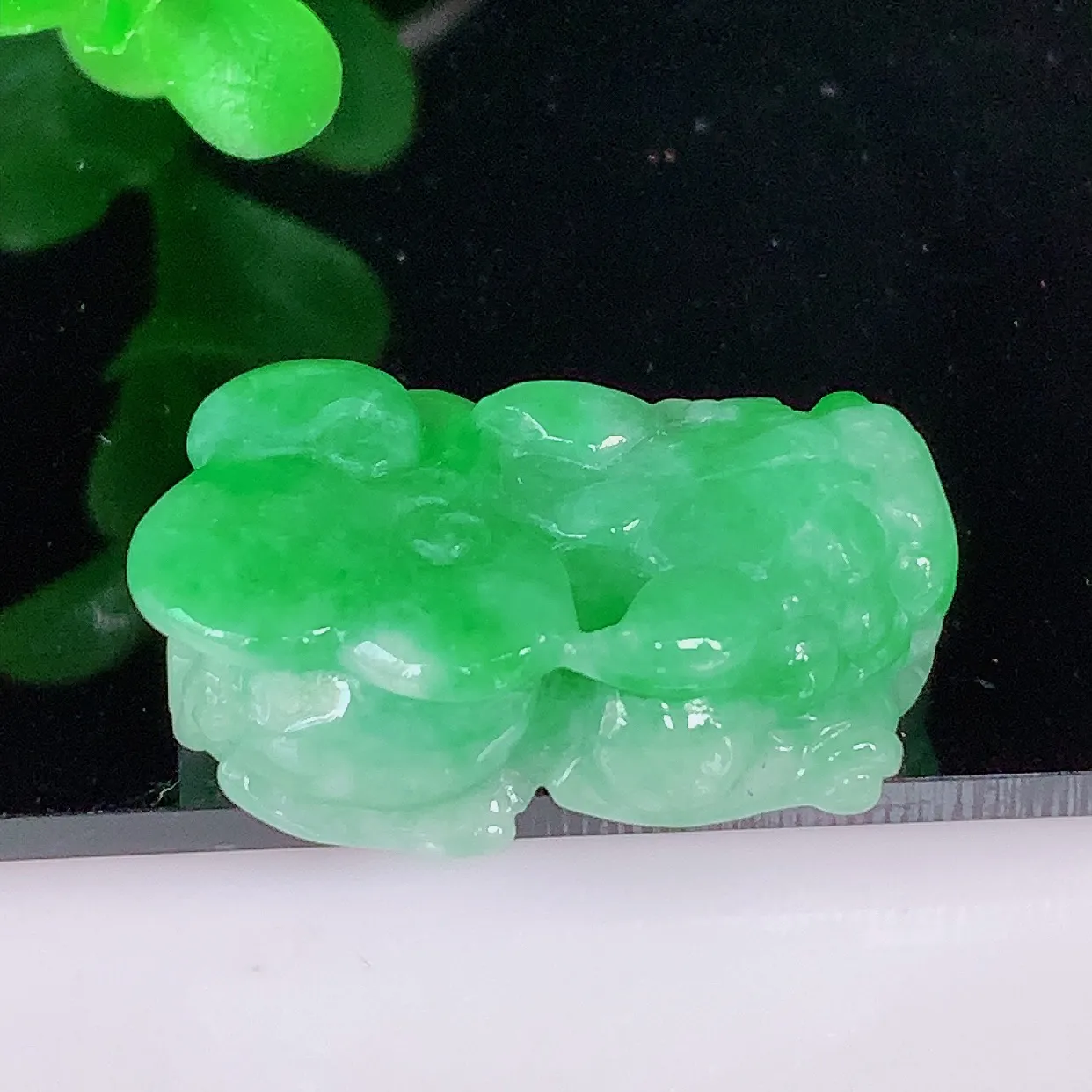 自然光实拍，冰润冰糯种飘阳绿翡翠招财貔貅吊坠，民间有“一摸貔貅运程旺盛，再摸貔貅财运滚滚，三摸貔貅平步青云 ”的美好祝愿。#57.28