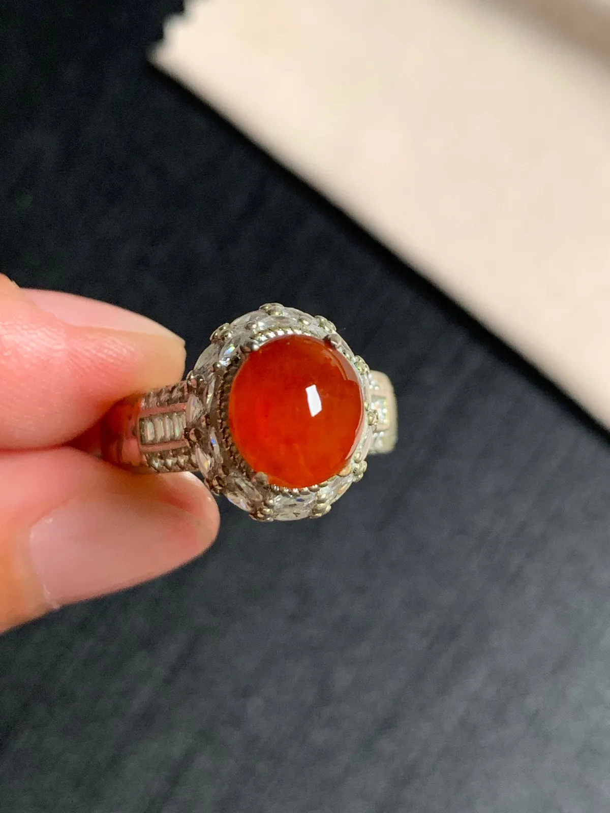 冰种红翡戒面
无纹裂，种好色美品相好，正宫好色泽艳丽浓郁，老坑种冰透水灵饱满圆润