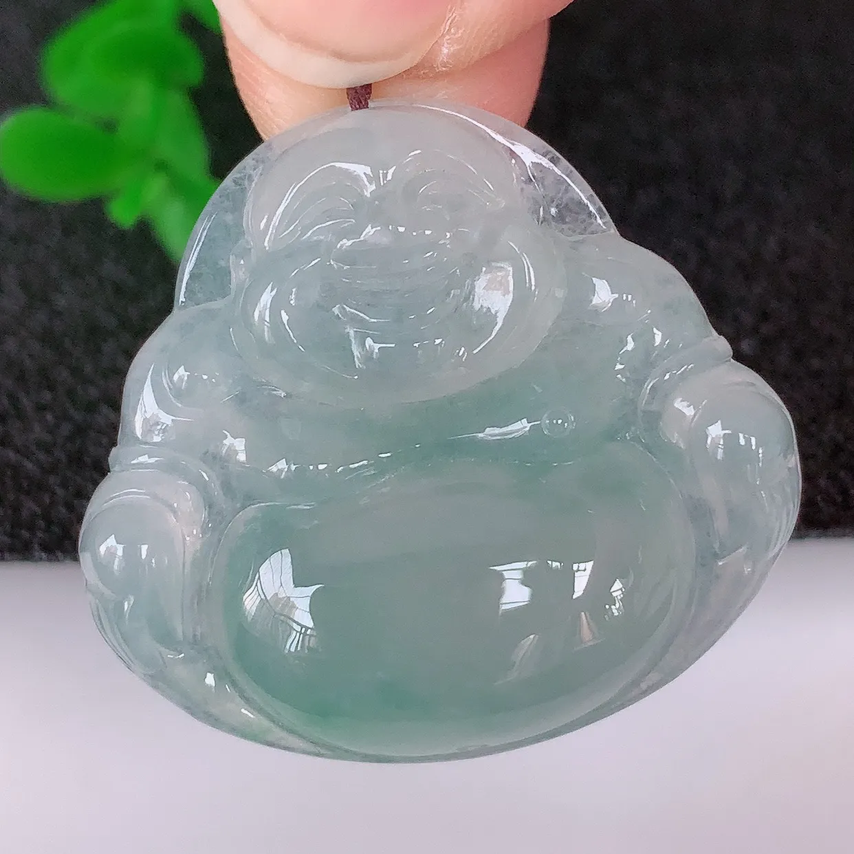 自然光实拍，冰润冰种飘花翡翠佛公吊坠，饱满， 佛公亦保平安，寓意有福（佛公）相伴，配戴优雅迷人！#01.28