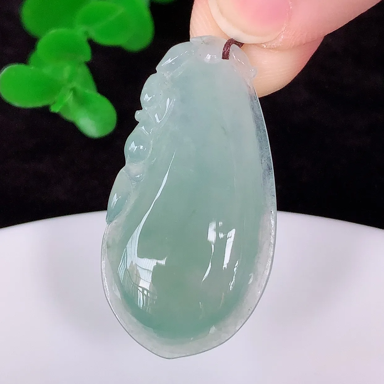自然光实拍，冰润冰种飘绿翡翠招财福瓜吊坠，翡翠福瓜招财瓜，冰润且起胶感，佩戴效果优雅迷人！#57.28