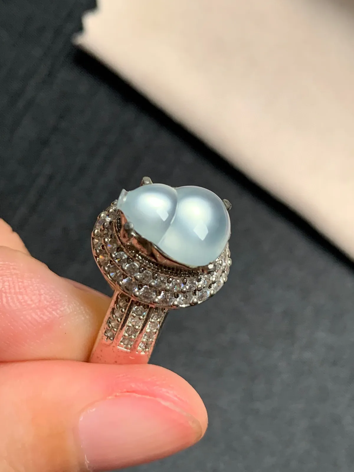 高冰葫芦戒面
无纹裂，老坑种强荧光，冰透水灵