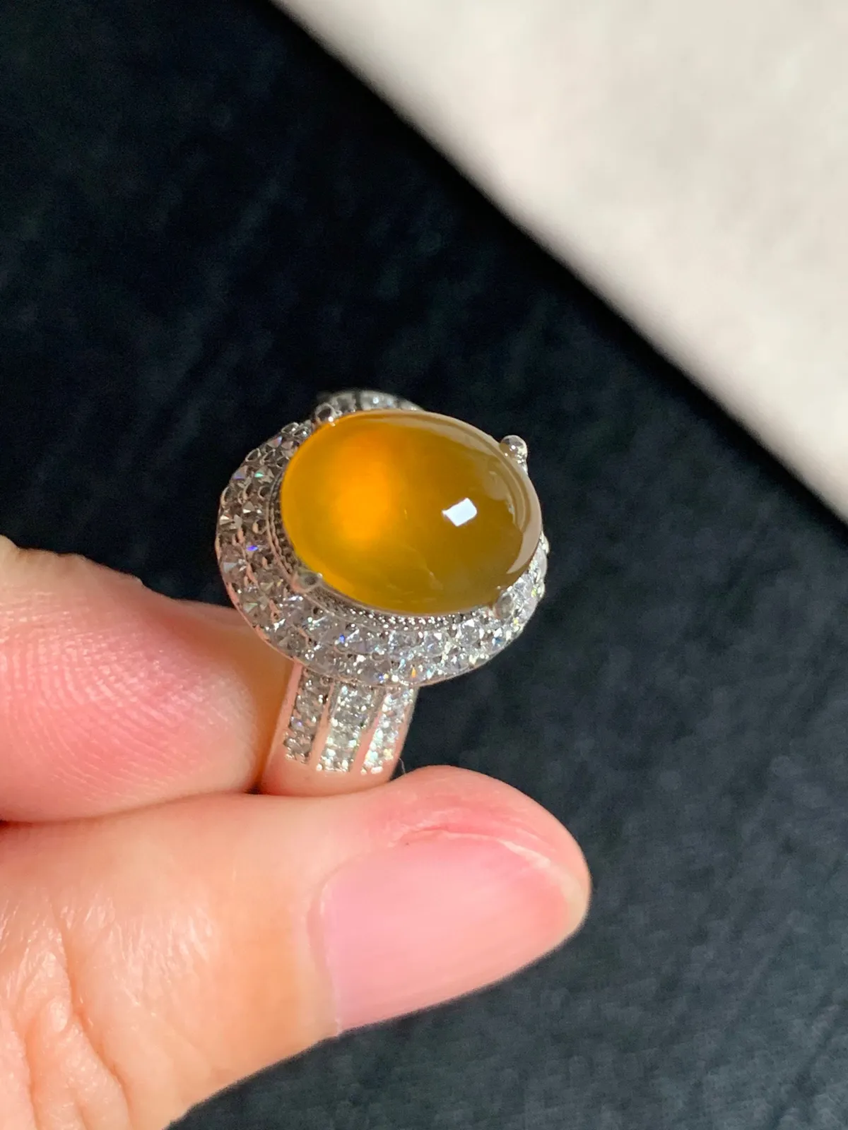 高冰黄翡戒面
无纹裂，种好色美品相好，色泽艳丽明亮，老坑种强荧光冰透水灵饱满圆润