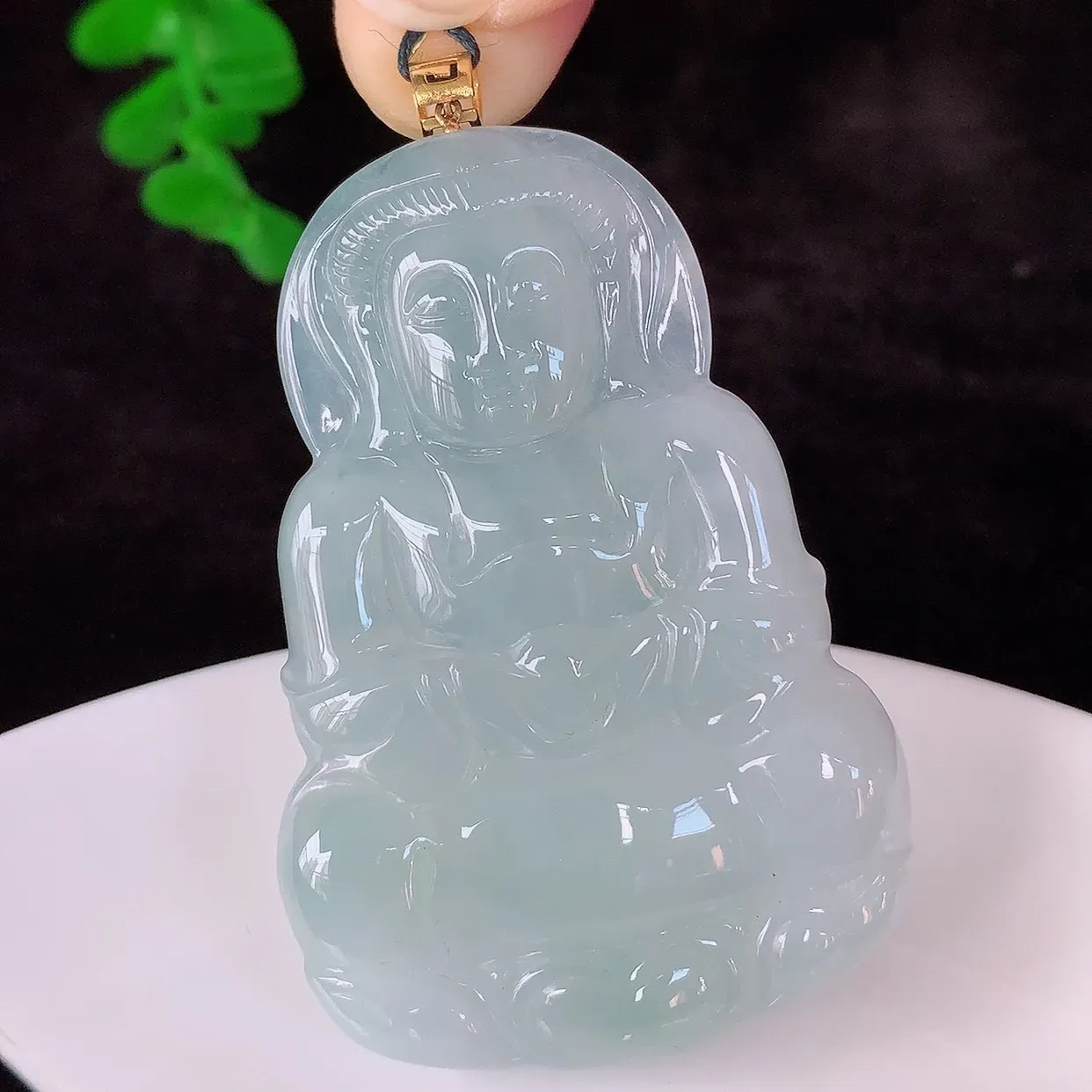 自然光实拍，18K金镶嵌冰种翡翠观音吊坠，赐福翡翠观音，翠色迷人，观音面相端庄，佩戴时尚出众！#35.28整体60.8*裸石53*36*5