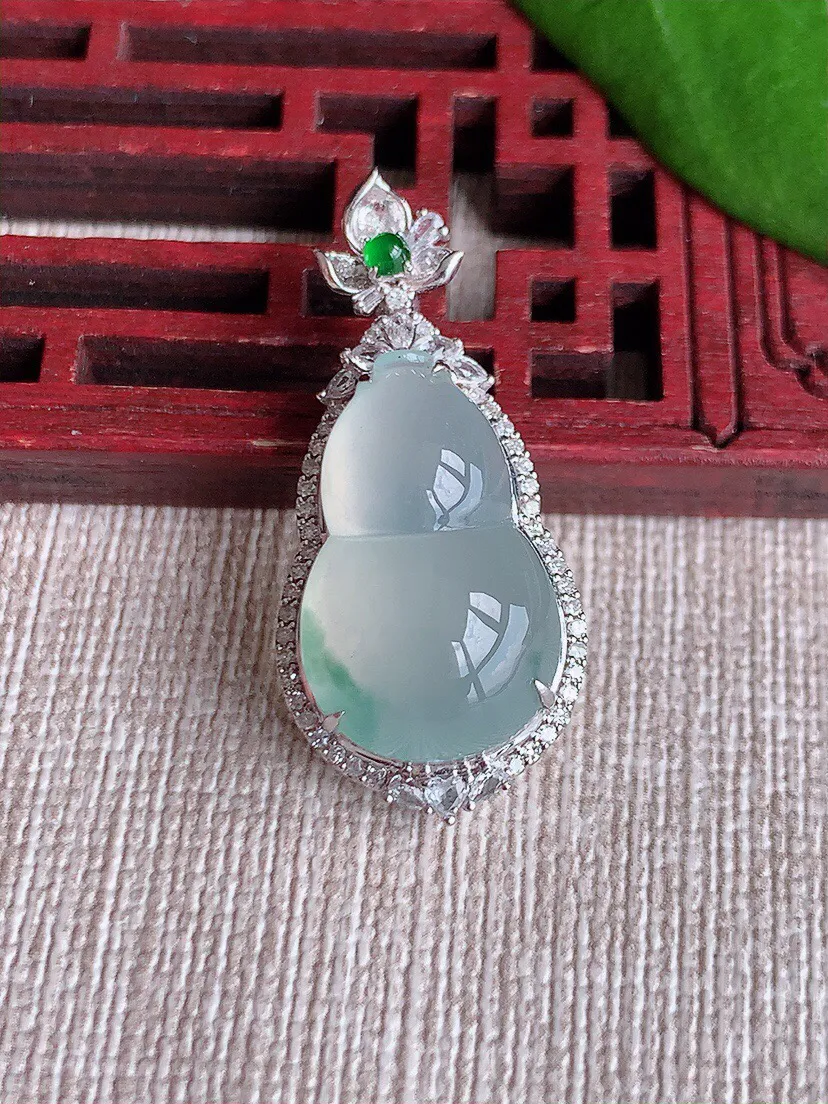 a货翡翠老坑冰种18K金伴钻镶嵌飘花葫芦吊坠 尺寸32.4×15×10.2裸石19.6×12mm 重量4.53g 0629