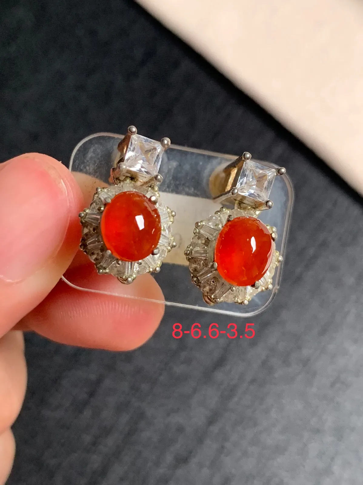 冰红翡耳钉
无纹裂，种好色美品相好，正宫红色泽艳丽浓郁，老坑种冰透水灵饱满圆润