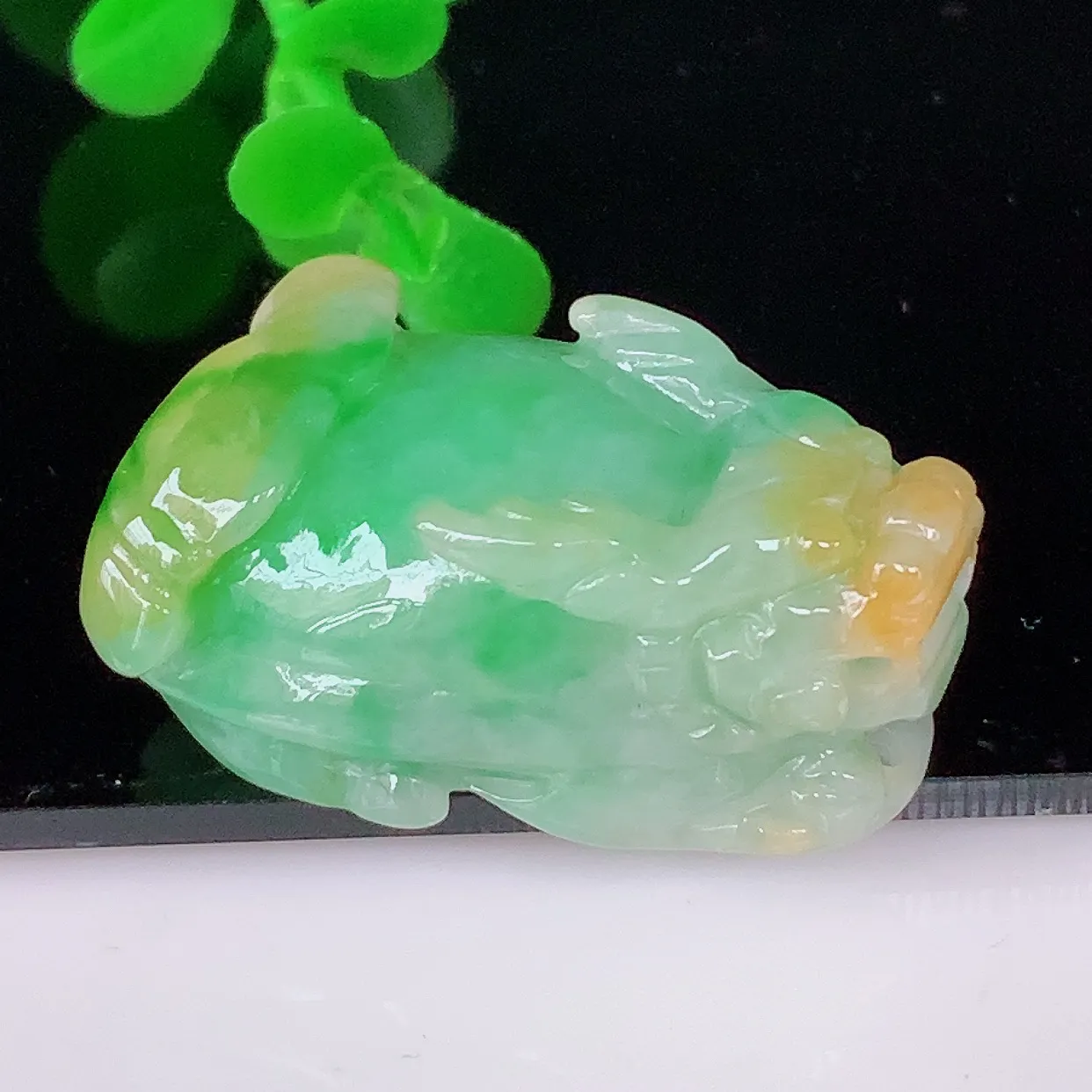 自然光实拍，冰润冰糯种双彩黄加绿翡翠招财貔貅吊坠，民间有“一摸貔貅运程旺盛，再摸貔貅财运滚滚，三摸貔貅平步青云 ”的美好祝愿。#02.28