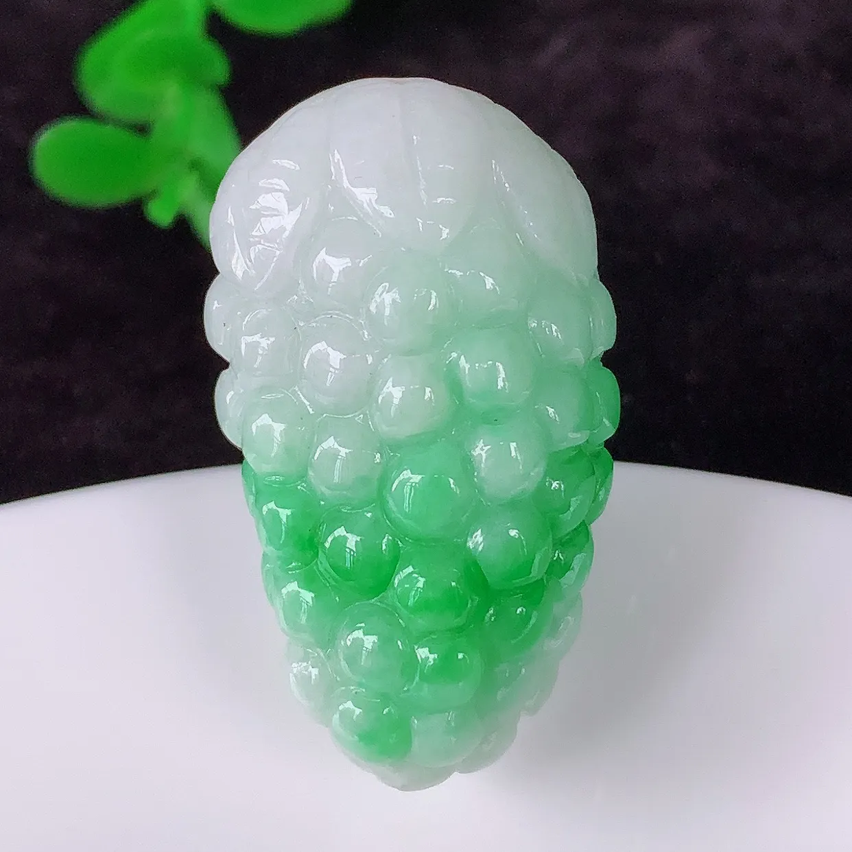 自然光实拍，厚装冰润冰糯种飘阳绿翡翠多子多福吊坠，种老水足，翠色灵动，寓意美好，佩戴时尚出众！#1.28