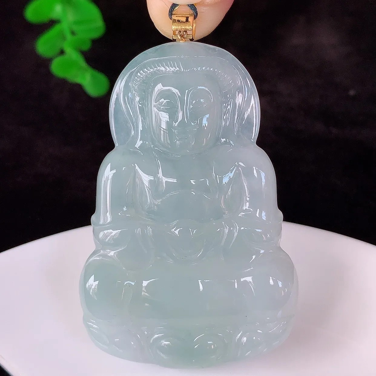 自然光实拍，18K金镶嵌冰种翡翠观音吊坠，赐福翡翠观音，翠色迷人，观音面相端庄，佩戴时尚出众！#35.28整体60.8*裸石53*36*5