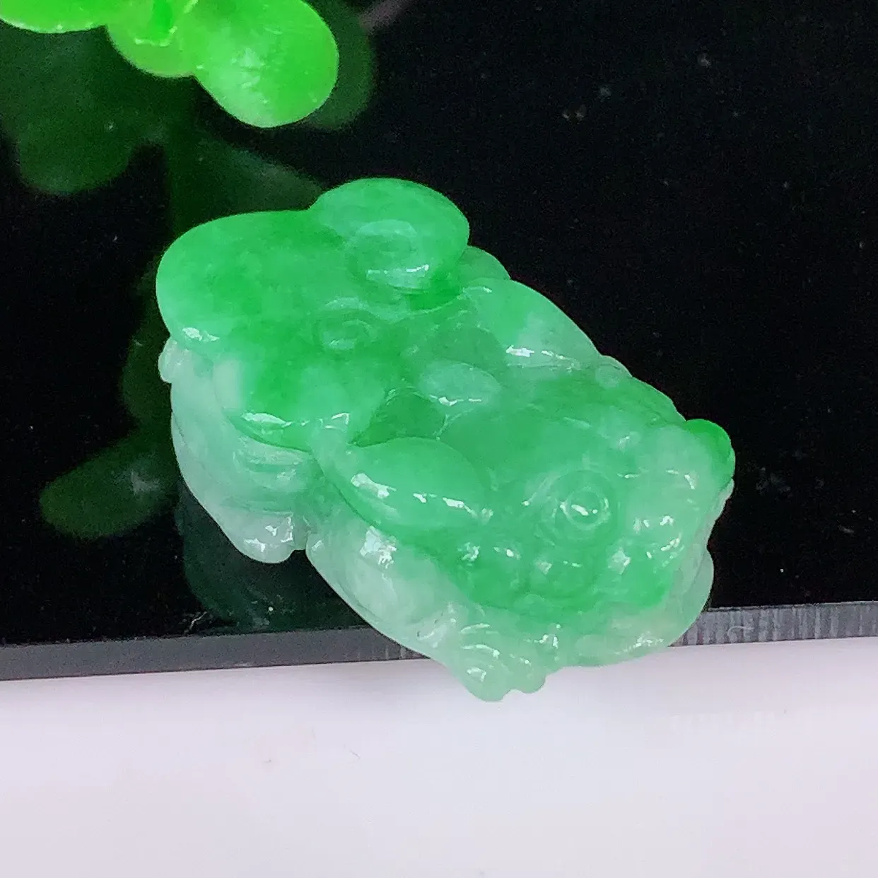 自然光实拍，冰润冰糯种飘阳绿翡翠招财貔貅吊坠，民间有“一摸貔貅运程旺盛，再摸貔貅财运滚滚，三摸貔貅平步青云 ”的美好祝愿。#57.28