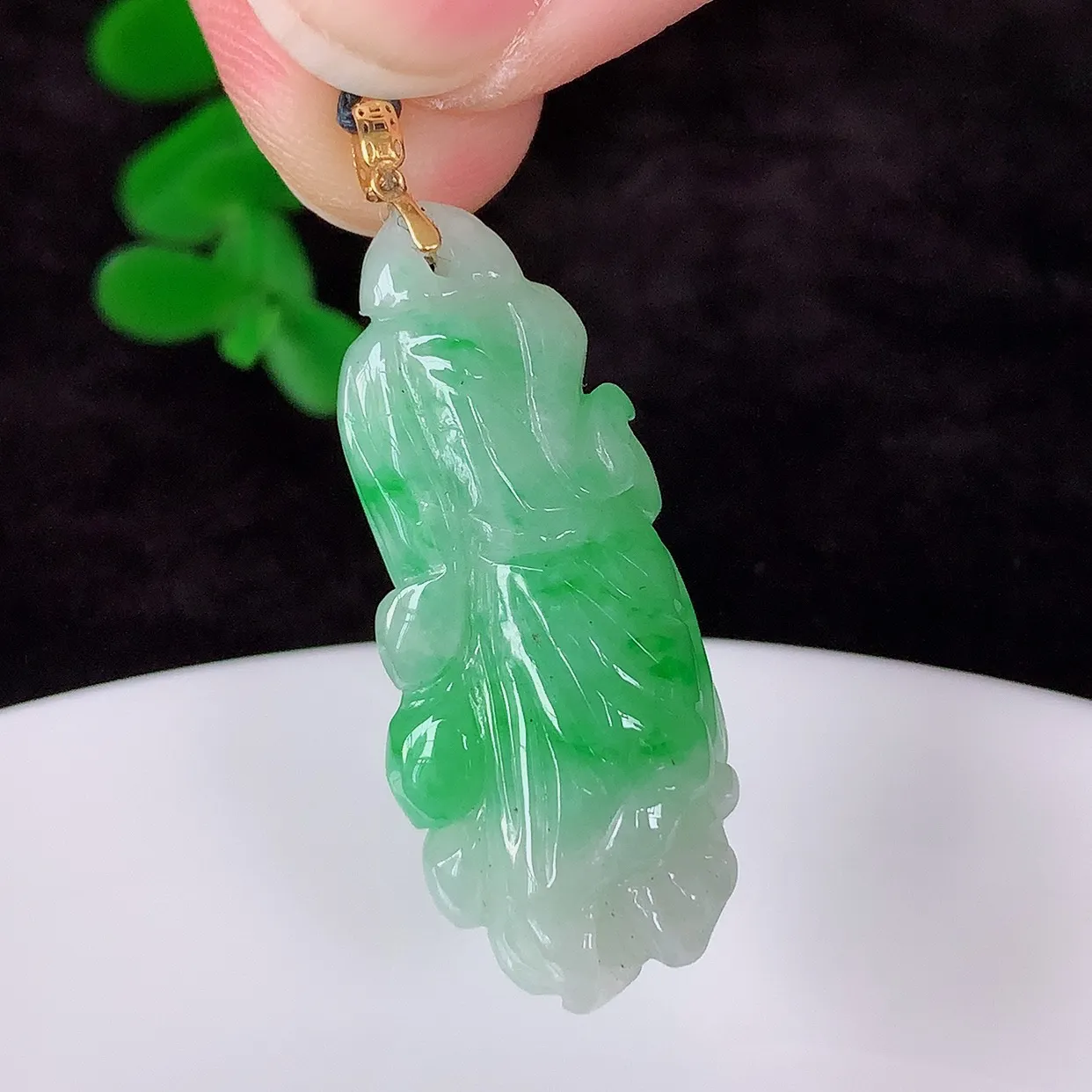 自然光实拍，18K金镶嵌冰润冰糯种飘阳绿翡翠招百财白菜吊坠，百财聚来 财源滚滚，色泽鲜艳，精工水润的白菜，性价比高！#1.28