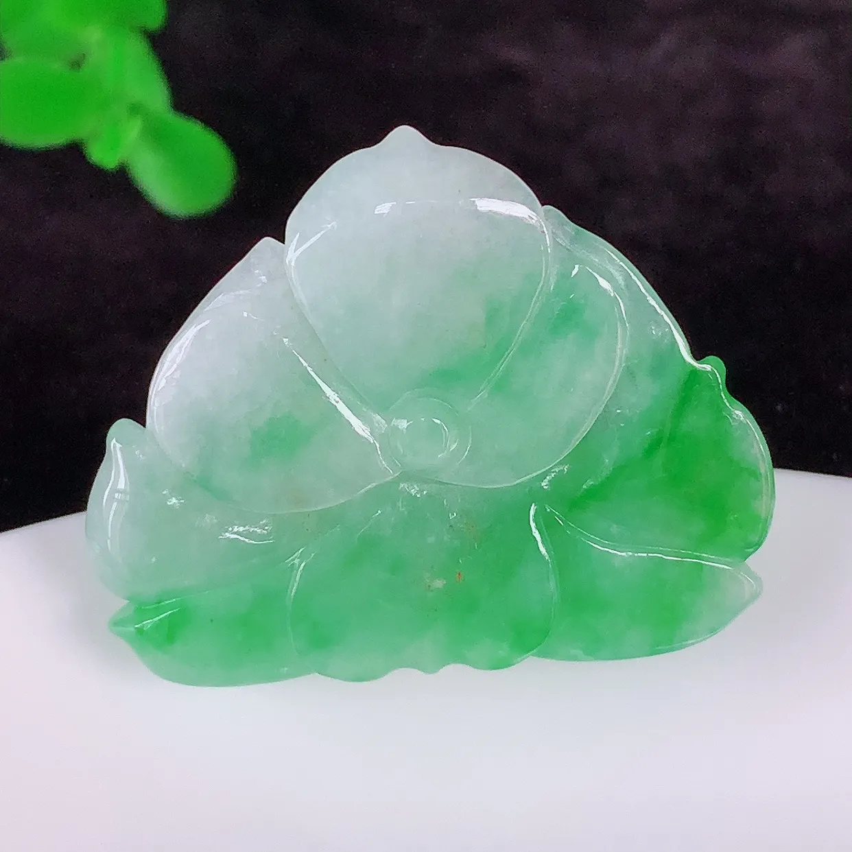自然光实拍，冰润冰糯种飘阳绿翡翠莲花吊坠，花开富贵，种老水足，翠色灵动，寓意美好，佩戴时尚出众！#01.28