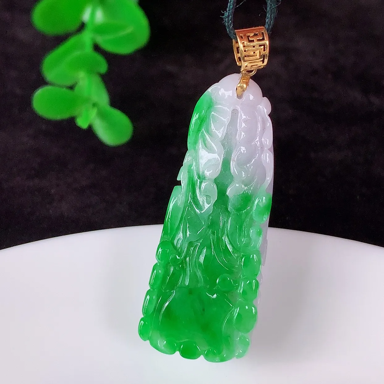 自然光实拍，18K金镶嵌冰润冰糯种辣阳绿春彩翡翠招百财白菜吊坠，百财聚来，财源滚滚，色泽鲜艳，精工水润的白菜，性价比高！#1.28整体39.8*裸石33.5*13.5*7
