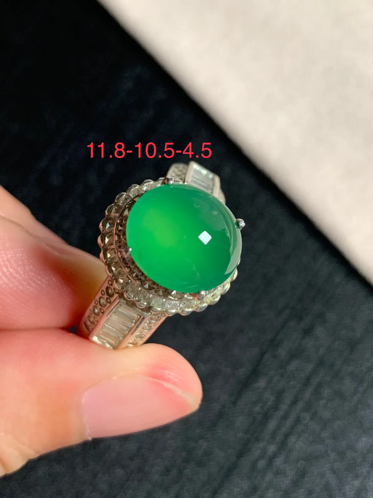 高冰甜绿戒面
无纹裂，种好色甜品相好，颜色鲜艳甜美，老坑种冰透水灵均匀饱满