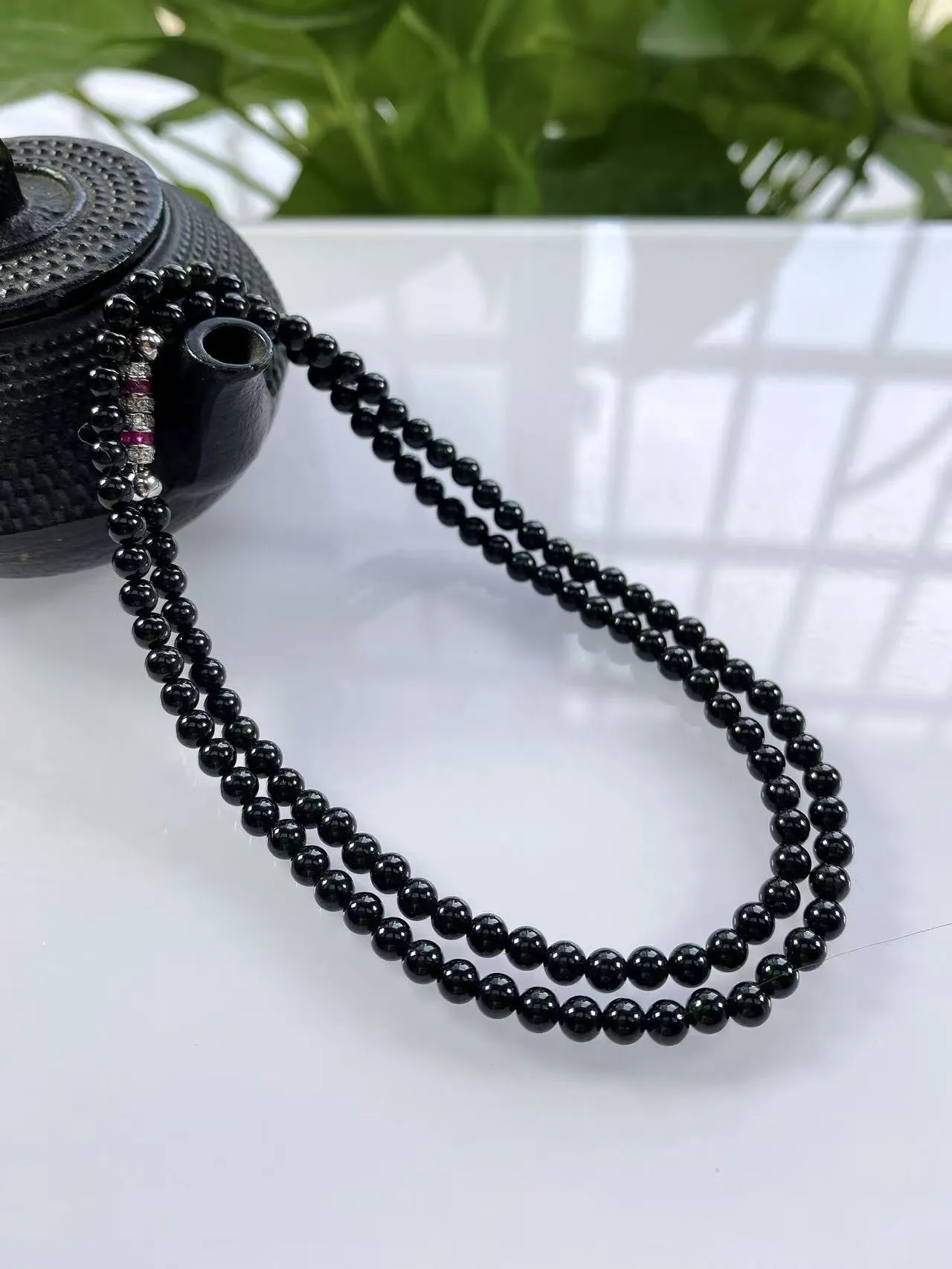 缅甸天然翡翠A货，卡4冰润墨翠小米珠小圆珠锁骨项链，尺寸：4mm/118颗，长度465mm，重量：12.82g，打灯透绿。