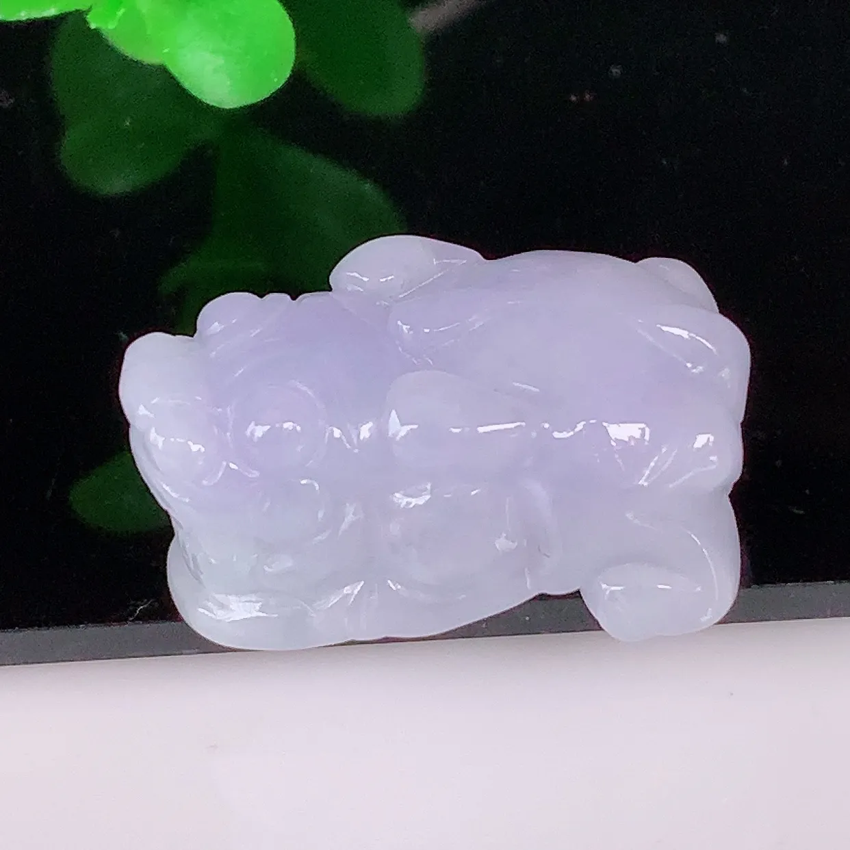 自然光实拍，冰润冰糯种紫罗兰翡翠招财貔貅吊坠，民间有“一摸貔貅运程旺盛，再摸貔貅财运滚滚，三摸貔貅平步青云 ”的美好祝愿。#57.28