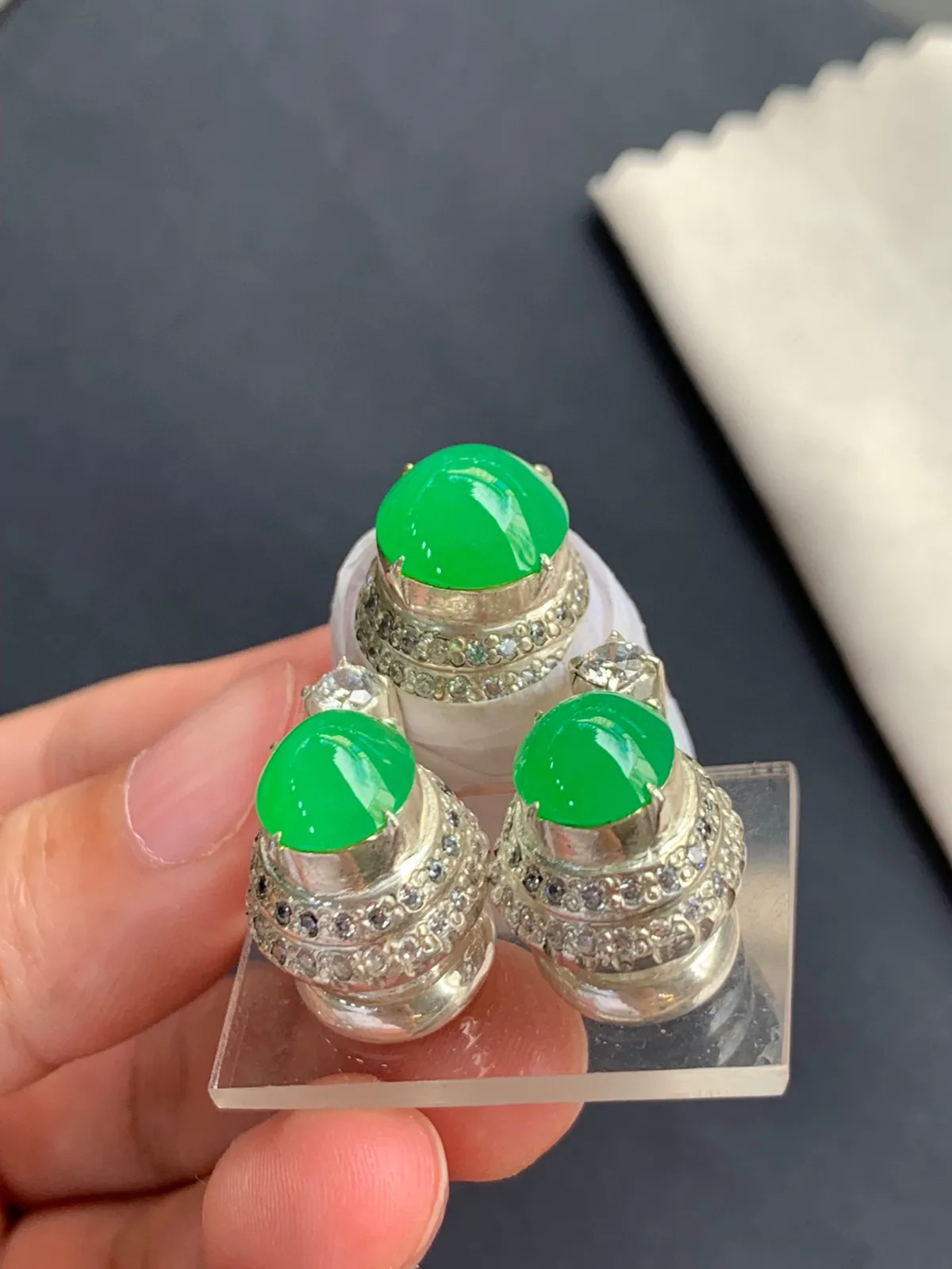冰阳绿戒面耳钉一套
无纹裂，种好色好品相好好，颜色鲜艳明亮，质地细腻水灵饱满圆润