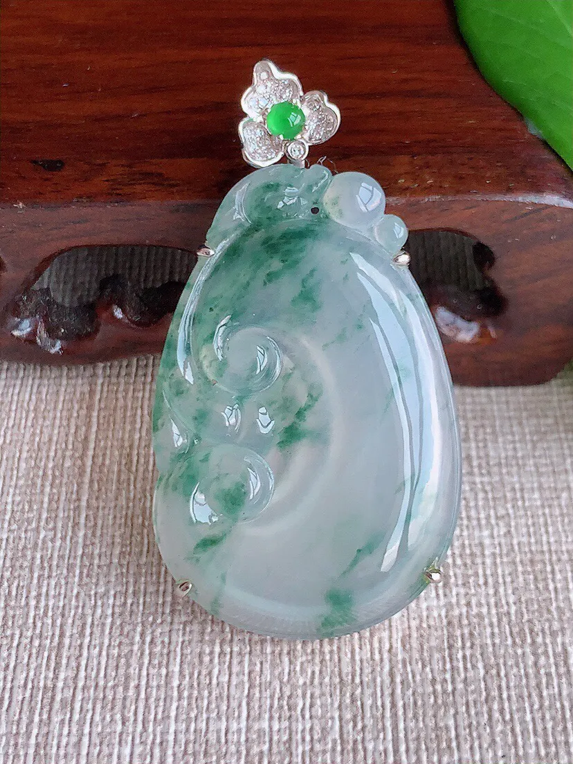 a货翡翠老坑冰种18K金镶嵌飘花如意吊坠  尺寸48.5×39×25.7×7.4mm 重量9.80g