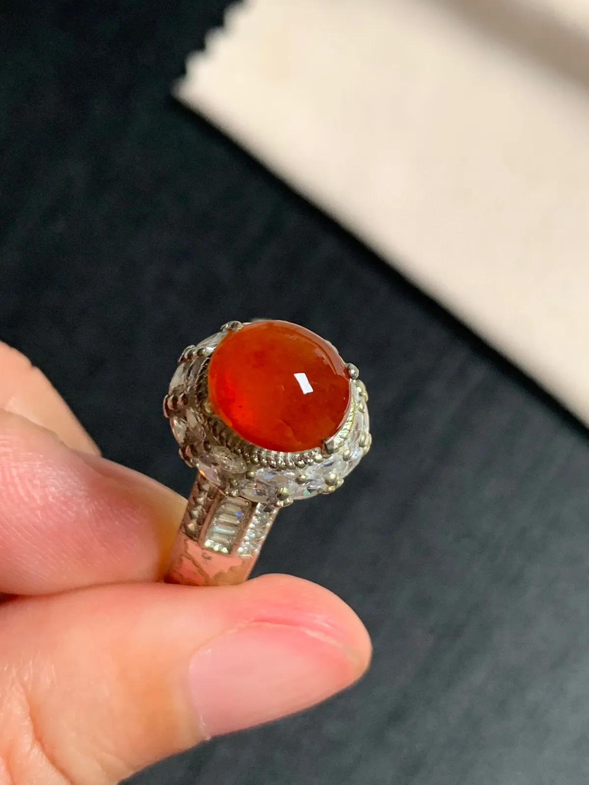 冰种红翡戒面
无纹裂，种好色美品相好，正宫好色泽艳丽浓郁，老坑种冰透水灵饱满圆润