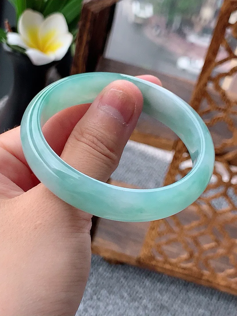 a货翡翠老坑飘花贵妃手镯52-53小圈口 尺寸52×47×12.4×6mm 重量39.07g 0620