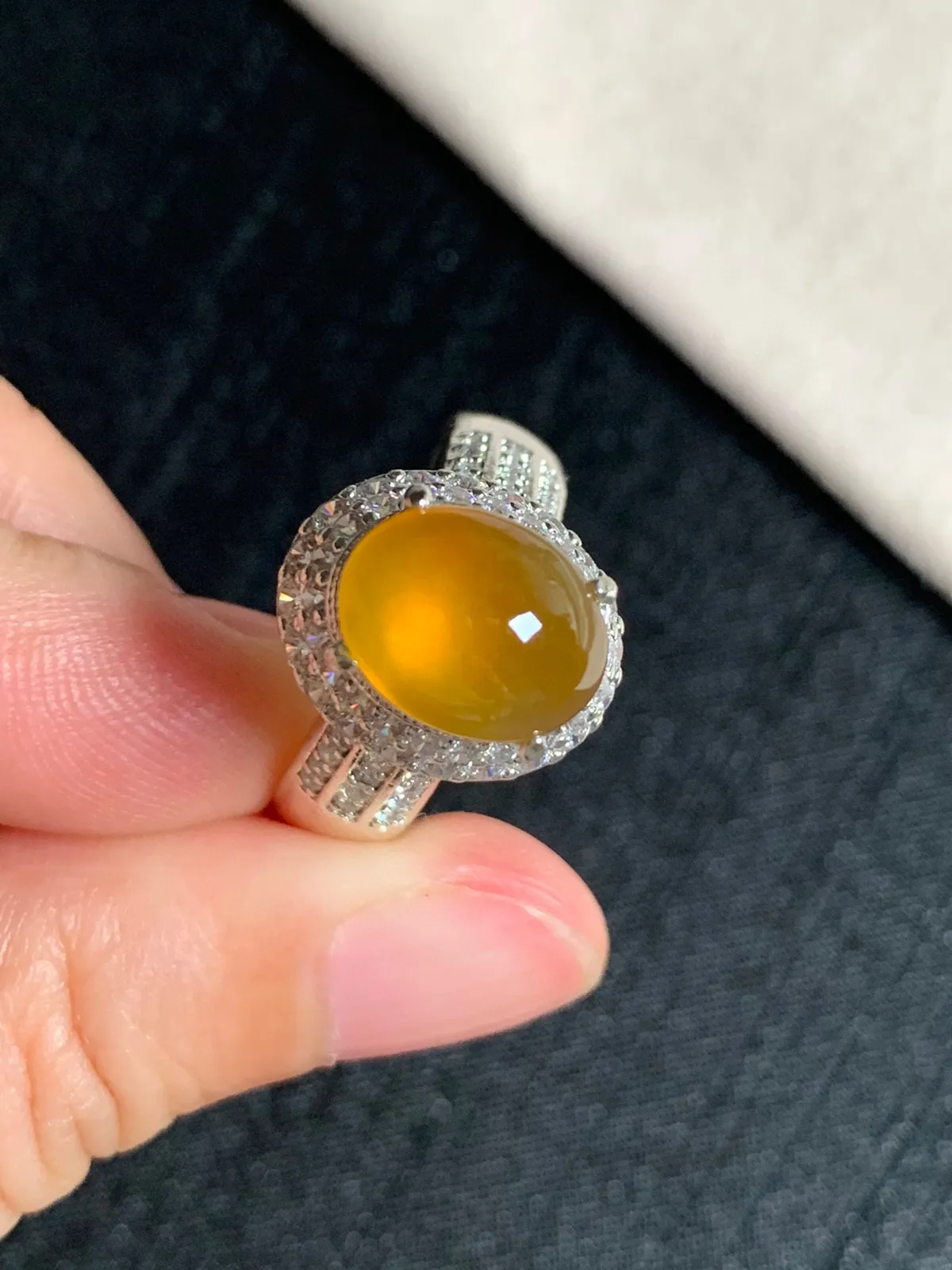 高冰黄翡戒面
无纹裂，种好色美品相好，色泽艳丽明亮，老坑种强荧光冰透水灵饱满圆润