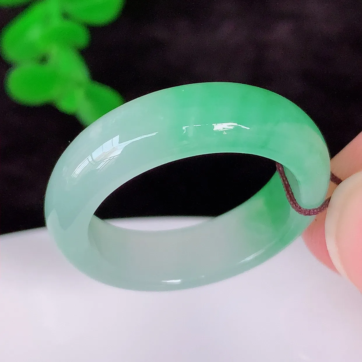 自然光实拍，冰润冰糯种飘阳绿18.8mm内径翡翠指环，玉戒指，玉质莹润，好精美好冰润的指环，20圈口，上手纤巧！#72.28