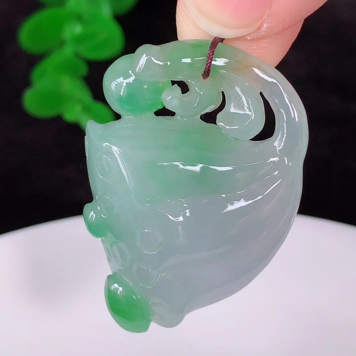 自然光实拍，冰润冰糯种飘绿翡翠招财莲蓬吊坠，水润精细，寓意路路都通，有着促进事业有运！#02.28