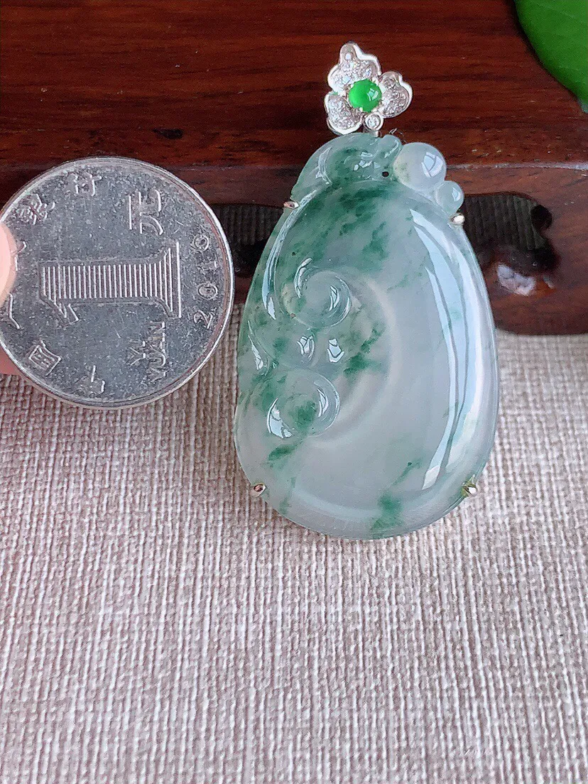 a货翡翠老坑冰种18K金镶嵌飘花如意吊坠  尺寸48.5×39×25.7×7.4mm 重量9.80g 0629