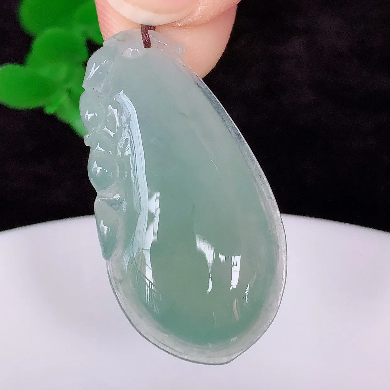 自然光实拍，冰润冰种飘绿翡翠招财福瓜吊坠，翡翠福瓜招财瓜，冰润且起胶感，佩戴效果优雅迷人！#57.28
