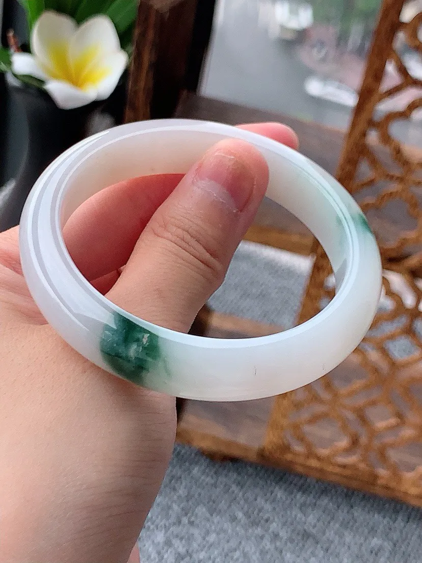 a货翡翠老坑飘花正装正圈手镯55-56圈口  尺寸55.6×12×7.6mm 重量52.56g 0620