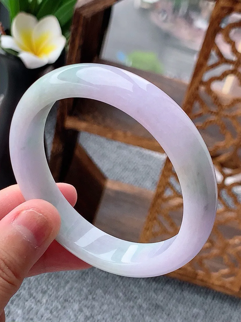a货翡翠老坑春彩紫罗兰飘绿正装正圈手镯57-58圈口  尺寸57×12.3×7.7mm 重量56.00g 0620