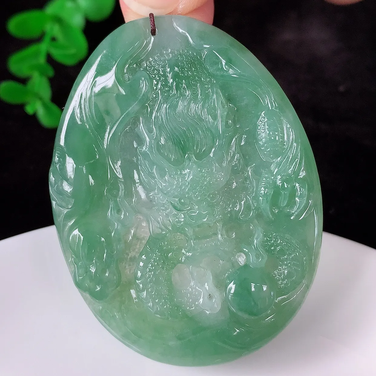 自然光实拍，冰润冰糯种飘绿翡翠精雕龙腾盛世、龙牌吊坠，种水好，雕工立体精致，佩戴霸气时尚！#46.28