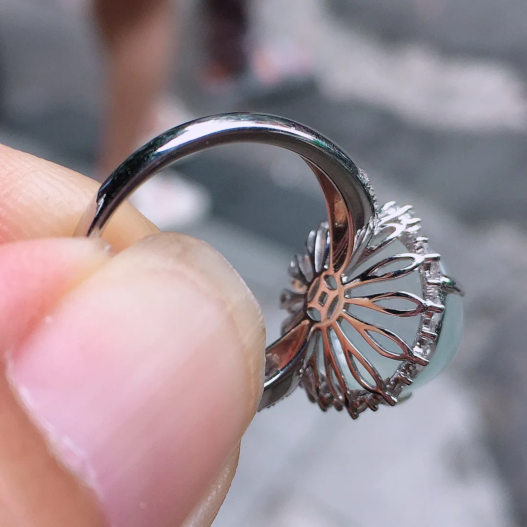 冰种蛋面戒指，玉质细腻，荧光感超
强，饱满圆润，气质满满。18k
金豪华镶嵌