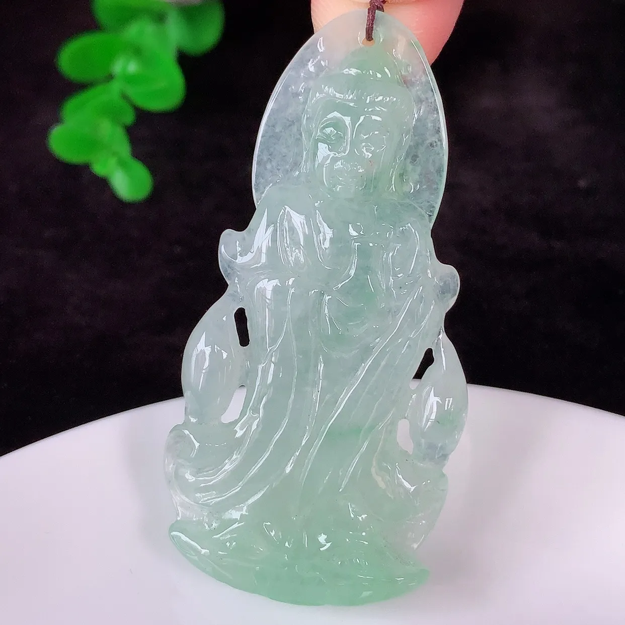 自然光实拍，冰种飘绿翡翠正装观音吊坠，赐福翡翠观音，翠色迷人，观音面相端庄，佩戴时尚出众！#02.28