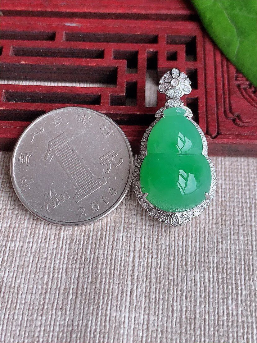 a货翡翠老坑冰种18K金伴钻镶嵌满绿葫芦吊坠 尺寸32×16.4×11.7裸石19.6×13.7mm 重量6.48g 0629