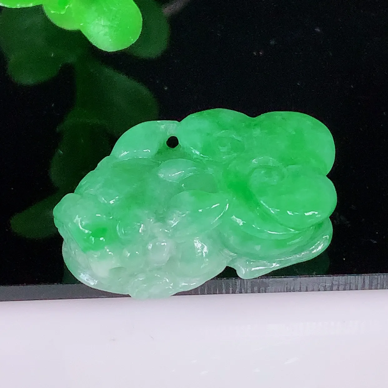 自然光实拍，冰润冰糯种飘阳绿翡翠招财貔貅吊坠，民间有“一摸貔貅运程旺盛，再摸貔貅财运滚滚，三摸貔貅平步青云 ”的美好祝愿。#57.28
