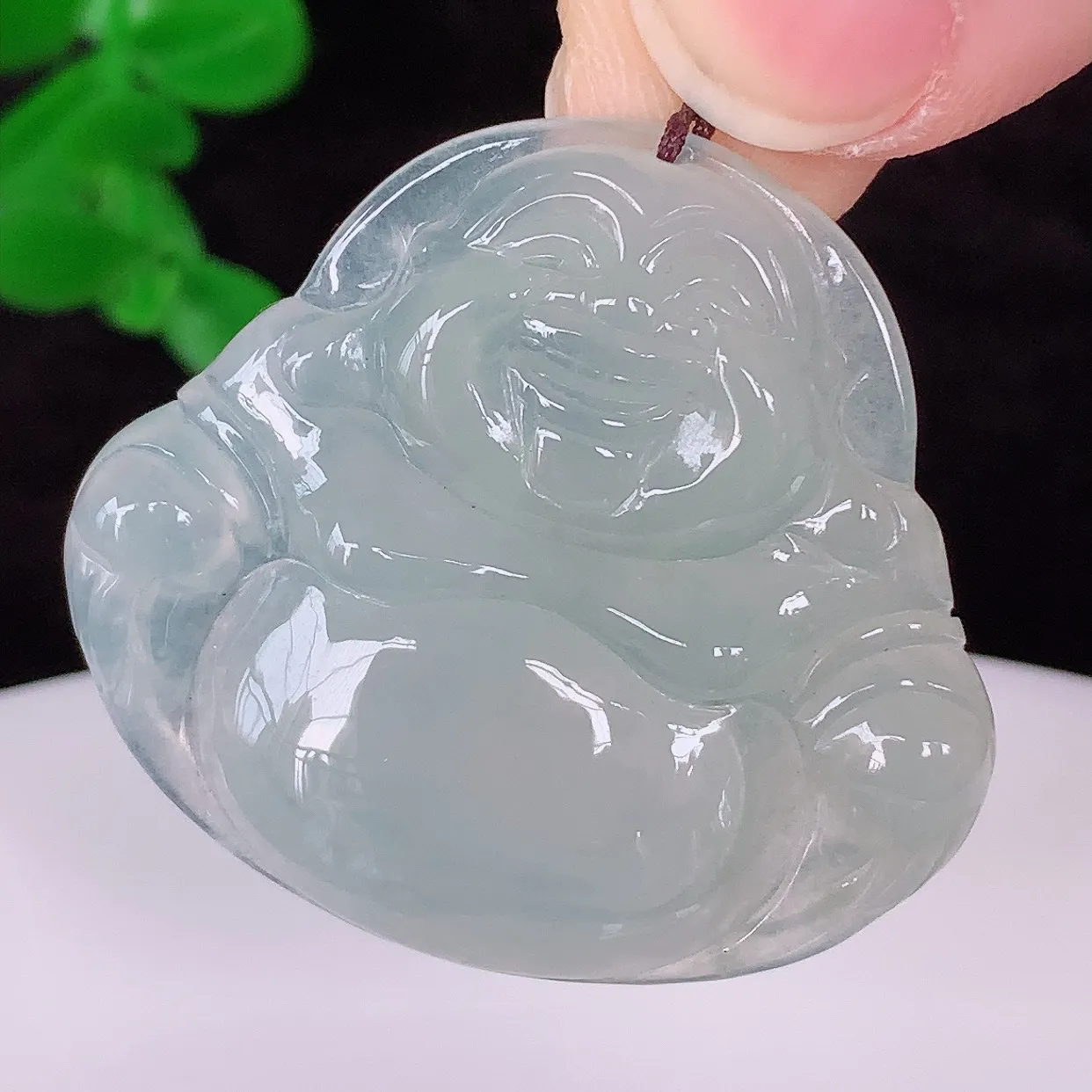 自然光实拍，冰润冰种翡翠佛公吊坠，饱满， 佛公亦保平安，寓意有福（佛公）相伴，配戴优雅迷人！#41.28
