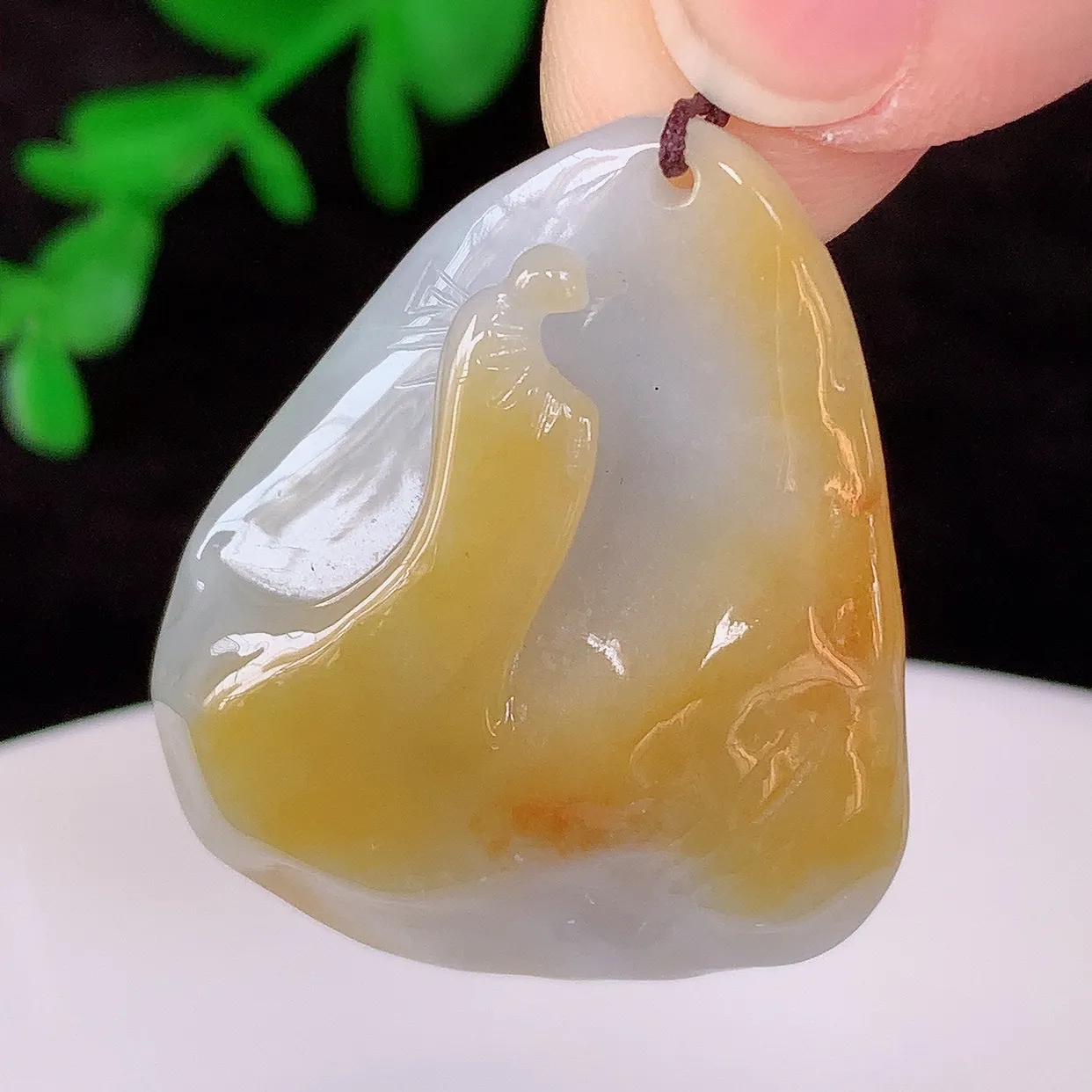 自然光实拍，冰润冰糯种黄翡翡翠悟道吊坠，翡翠悟道寓意“祥和，安宁，吉祥，幸福”，佩戴效果优雅迷人，性价比超高！#60.28