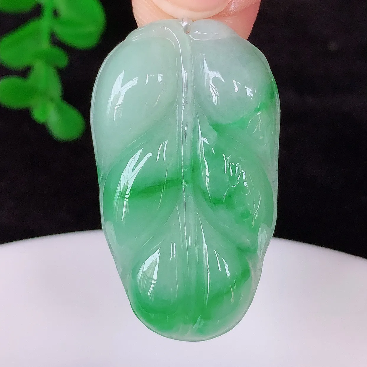 自然光实拍 冰润冰糯种飘阳绿翡翠事业有成叶子吊坠，莹润且起胶，叶子清秀优雅，佩戴大业有成！#35.2