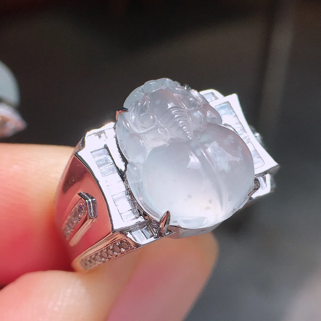 冰种貔貅戒指，玉质细腻，荧光感超
强，饱满圆润，气质满满。18k
金豪华镶嵌