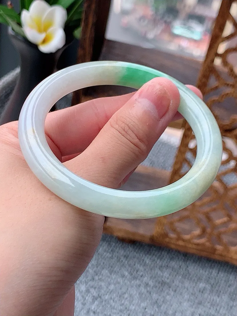 a货翡翠老坑黄加绿双彩圆条手镯54-55圈口  尺寸54×8.4mm 重量40.78g 0619