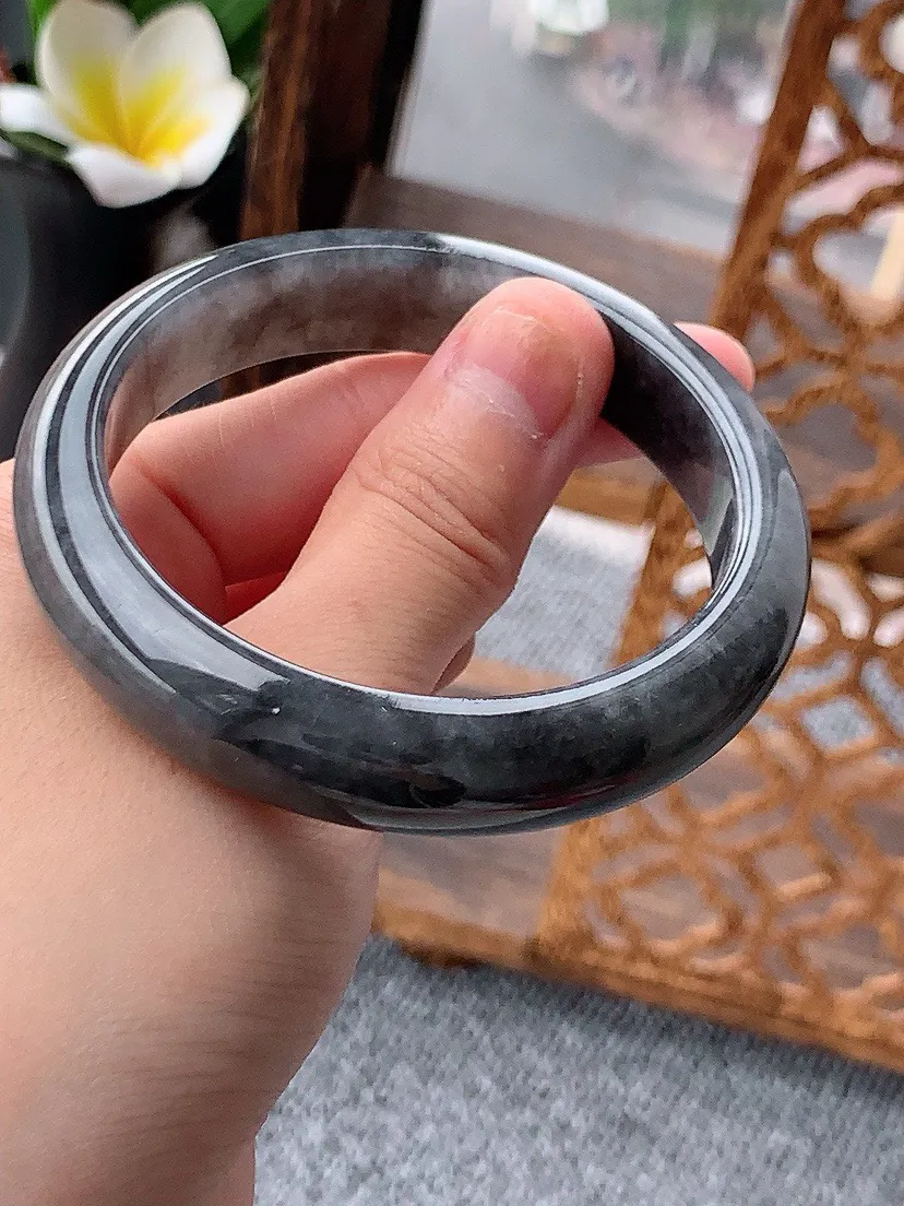 a货翡翠老坑乌鸡种正装正圈手镯56-57圈口  尺寸56×12.4×7.6mm 重量56.00g 0620