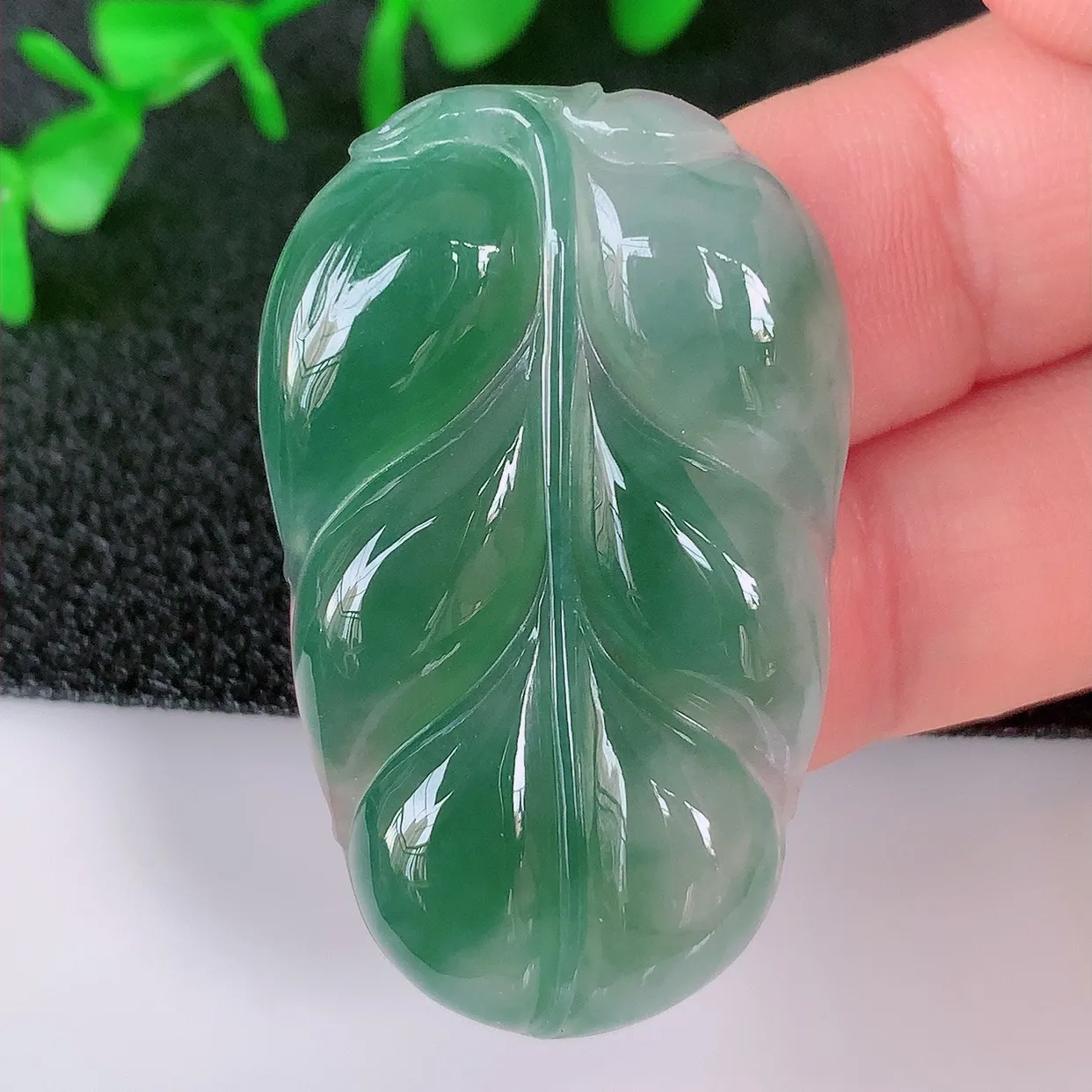 自然光实拍，冰润冰种飘花翡翠事业有成叶子吊坠，莹润且起胶，叶子清秀优雅，佩戴大业有成！#01.28