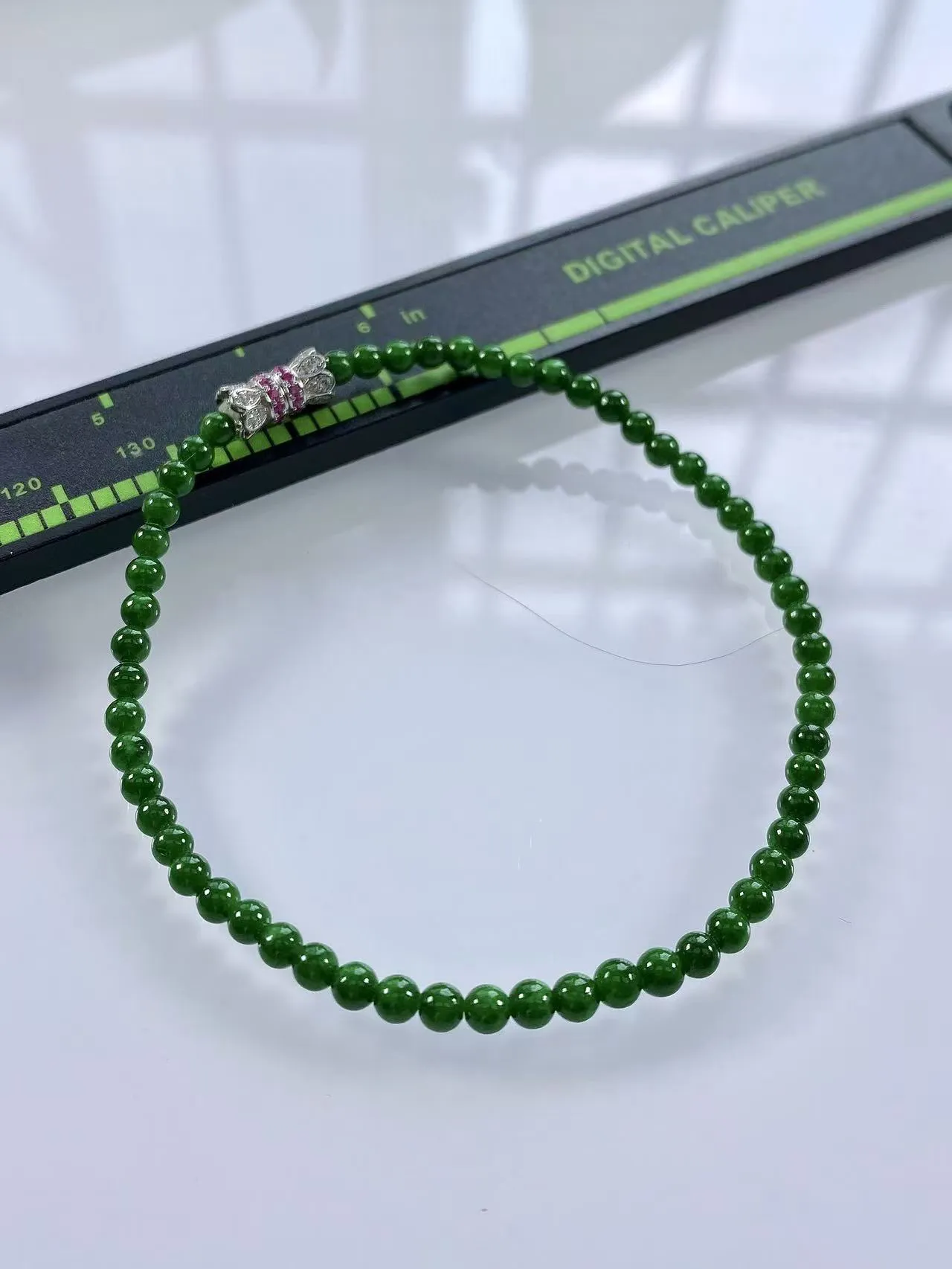 缅甸天然翡翠A货，卡3.2冰润起胶满绿辣绿小米珠小圆珠手串手链，尺寸：3.2mm/57颗，长度175mm，重量：3.57g