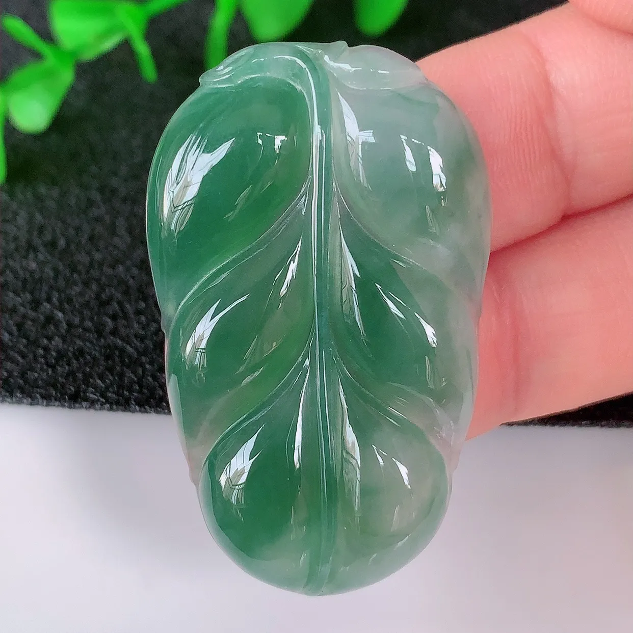 自然光实拍，冰润冰种飘花翡翠事业有成叶子吊坠，莹润且起胶，叶子清秀优雅，佩戴大业有成！#01.28