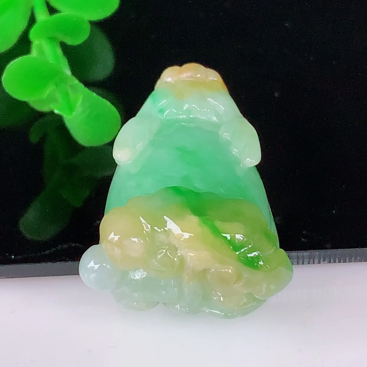 自然光实拍，冰润冰糯种双彩黄加绿翡翠招财貔貅吊坠，民间有“一摸貔貅运程旺盛，再摸貔貅财运滚滚，三摸貔貅平步青云 ”的美好祝愿。#02.28
