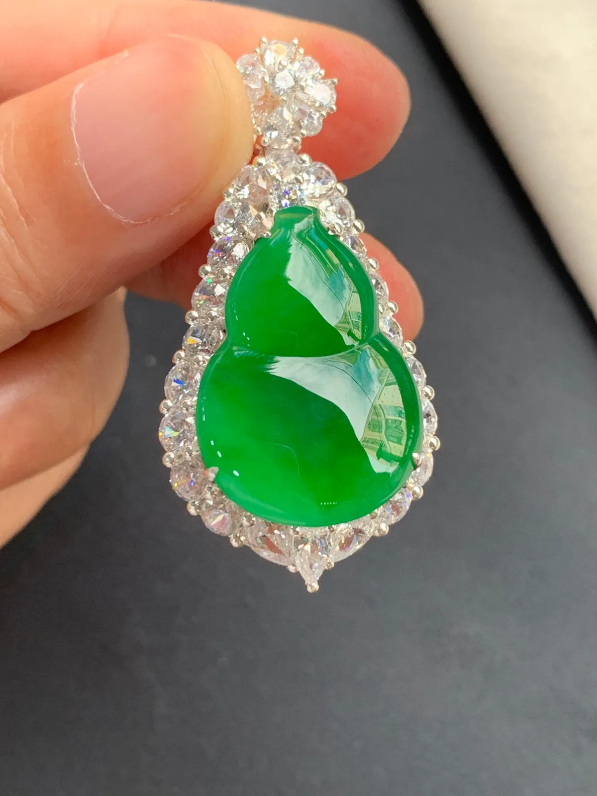 冰种辣阳绿葫芦吊坠
无纹裂，种好色好品相好，色泽浓郁艳丽，质地细腻水灵