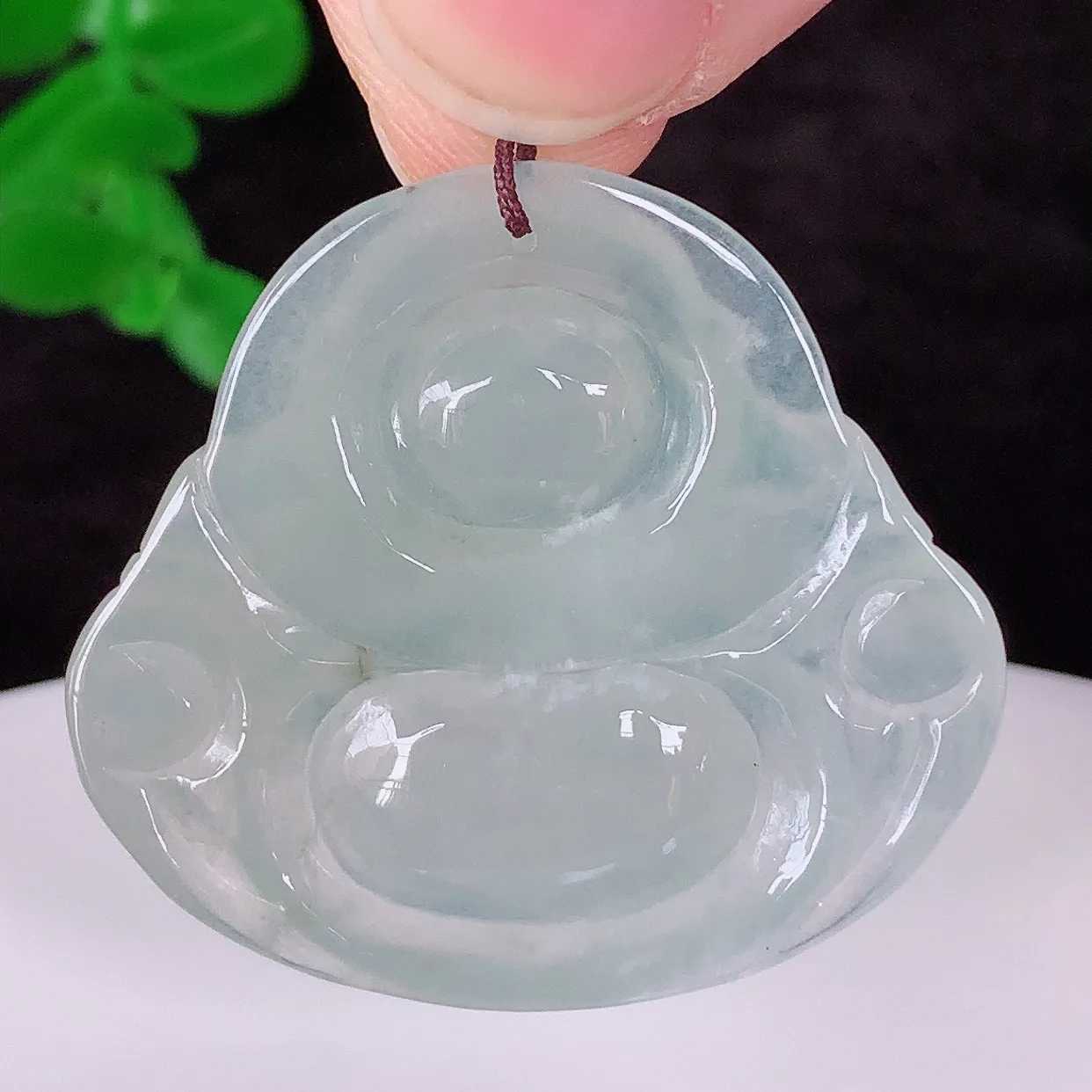 自然光实拍，冰润冰种翡翠佛公吊坠，饱满， 佛公亦保平安，寓意有福（佛公）相伴，配戴优雅迷人！#41.28