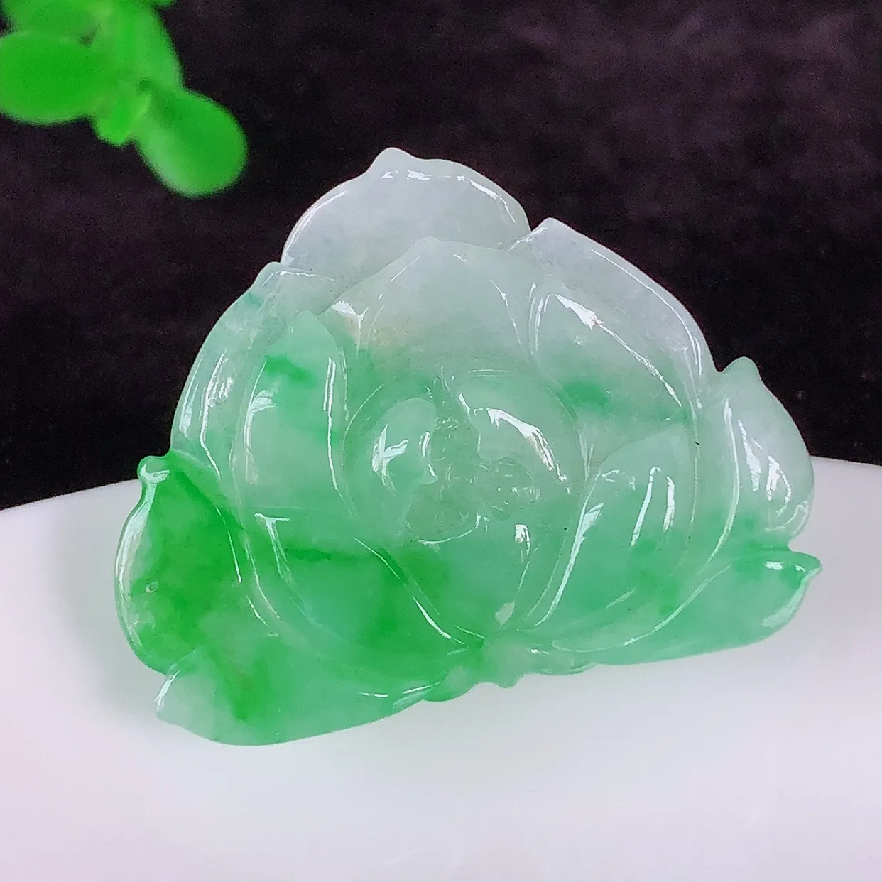 自然光实拍，冰润冰糯种飘阳绿翡翠莲花吊坠，花开富贵，种老水足，翠色灵动，寓意美好，佩戴时尚出众！#01.28